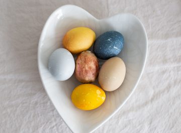 Färga ägg med naturliga råvaror featured image